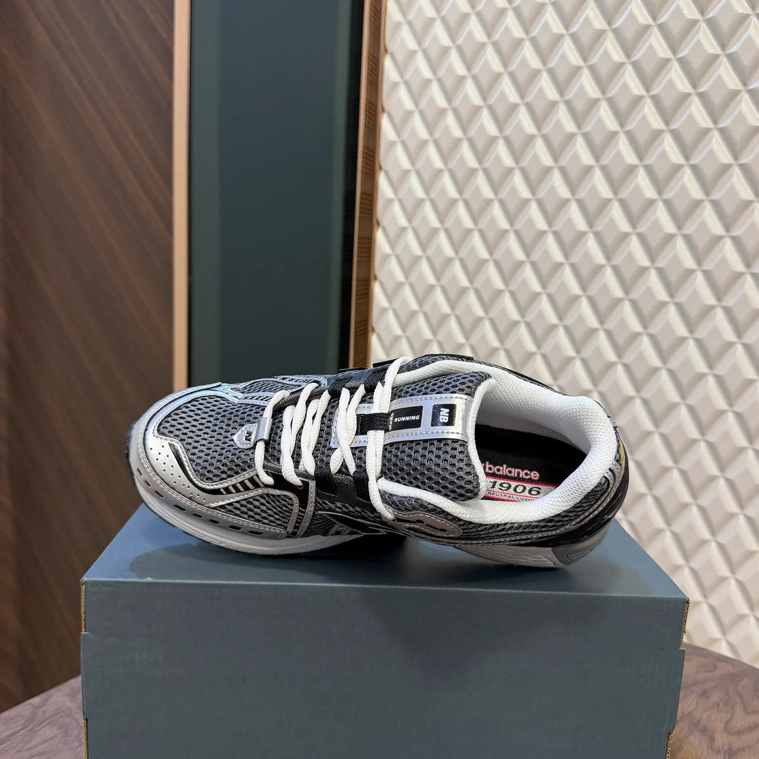 NB 1906R - BLACK METALLIC