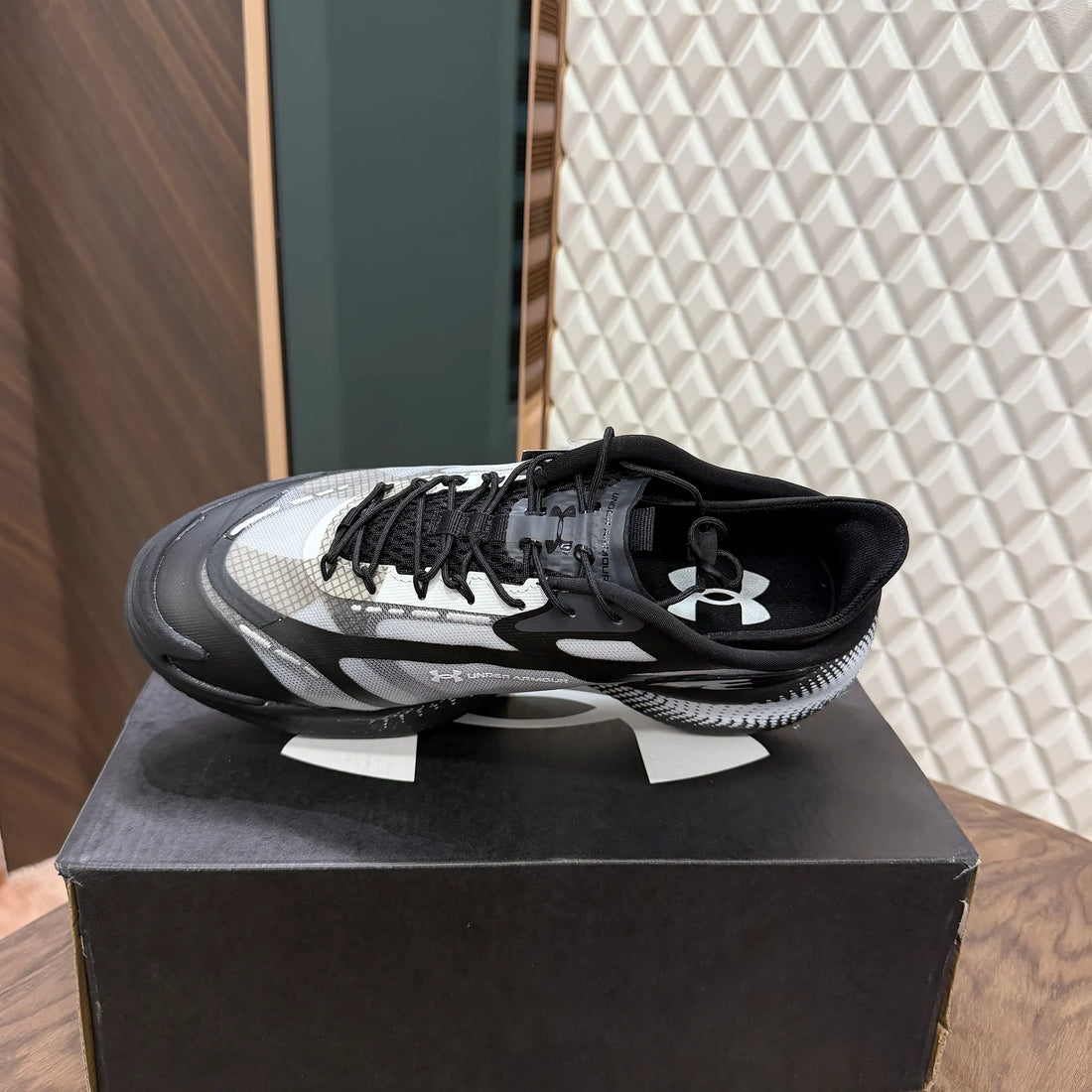 UA SLIPSPEED - BLACK WHITE