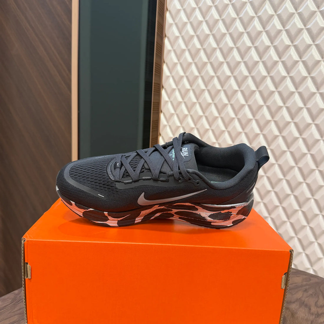 VOMERO 18 - ANTHRACITE REFLECT SILVER