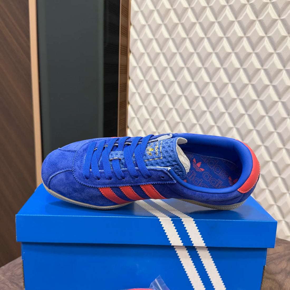 ADI EXCLUSIVE LONDON -  ROYAL SOLAR RED