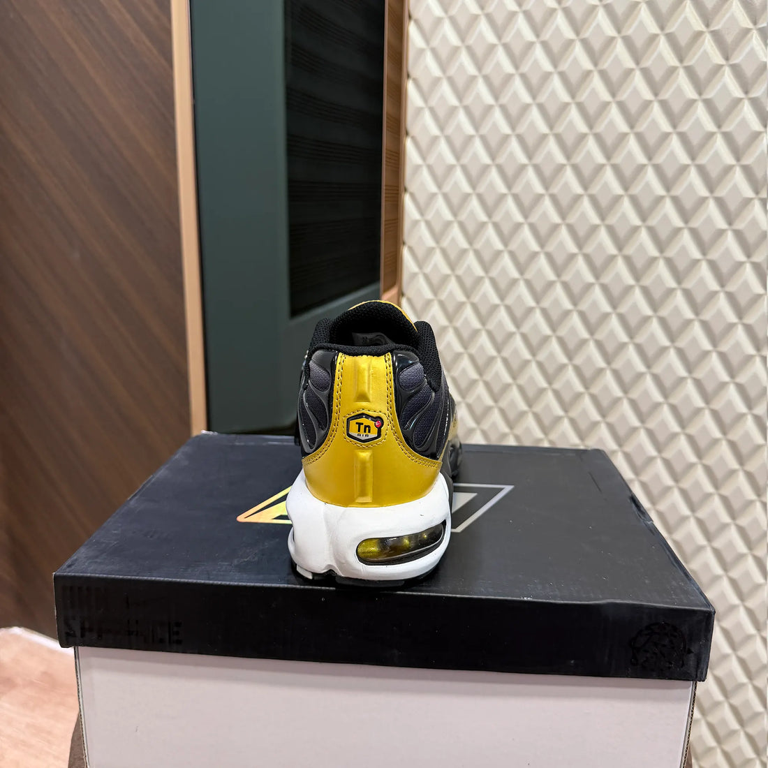 AIRMAX PLUS TN - METALLIC GOLD
