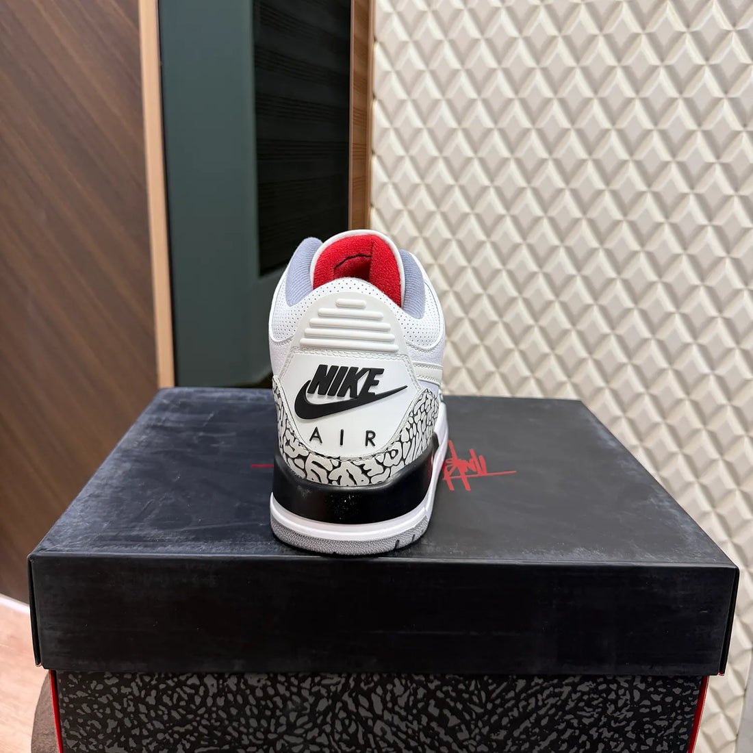 AJ 3 - WHITE CEMENT