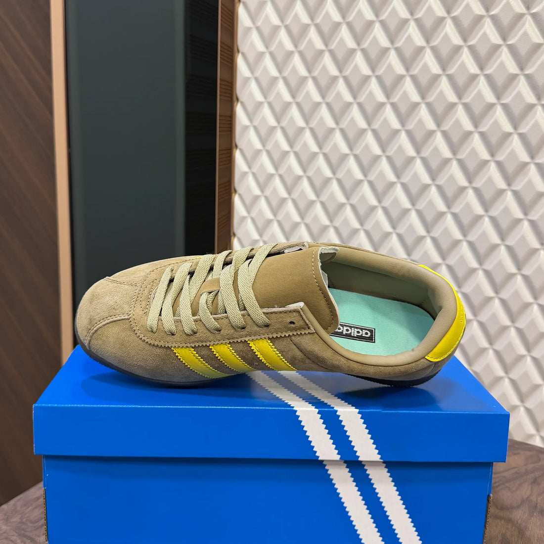 ADI EXCLUSIVE LONDON -  BROWN