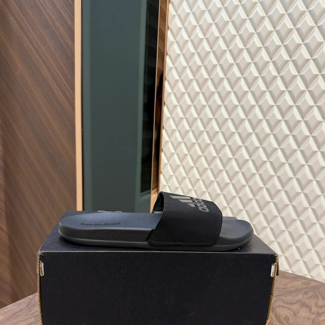 CLOUDFOAM SLIDES - ADI LOGO BLACK (SUEDE)