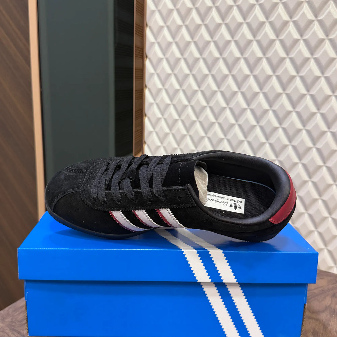 ADI EXCLUSIVE LONDON 96 - CORE BLACK