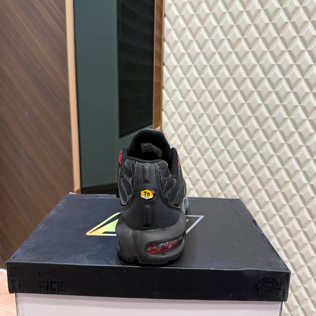 AIRMAX PLUS TN - BLACK RED