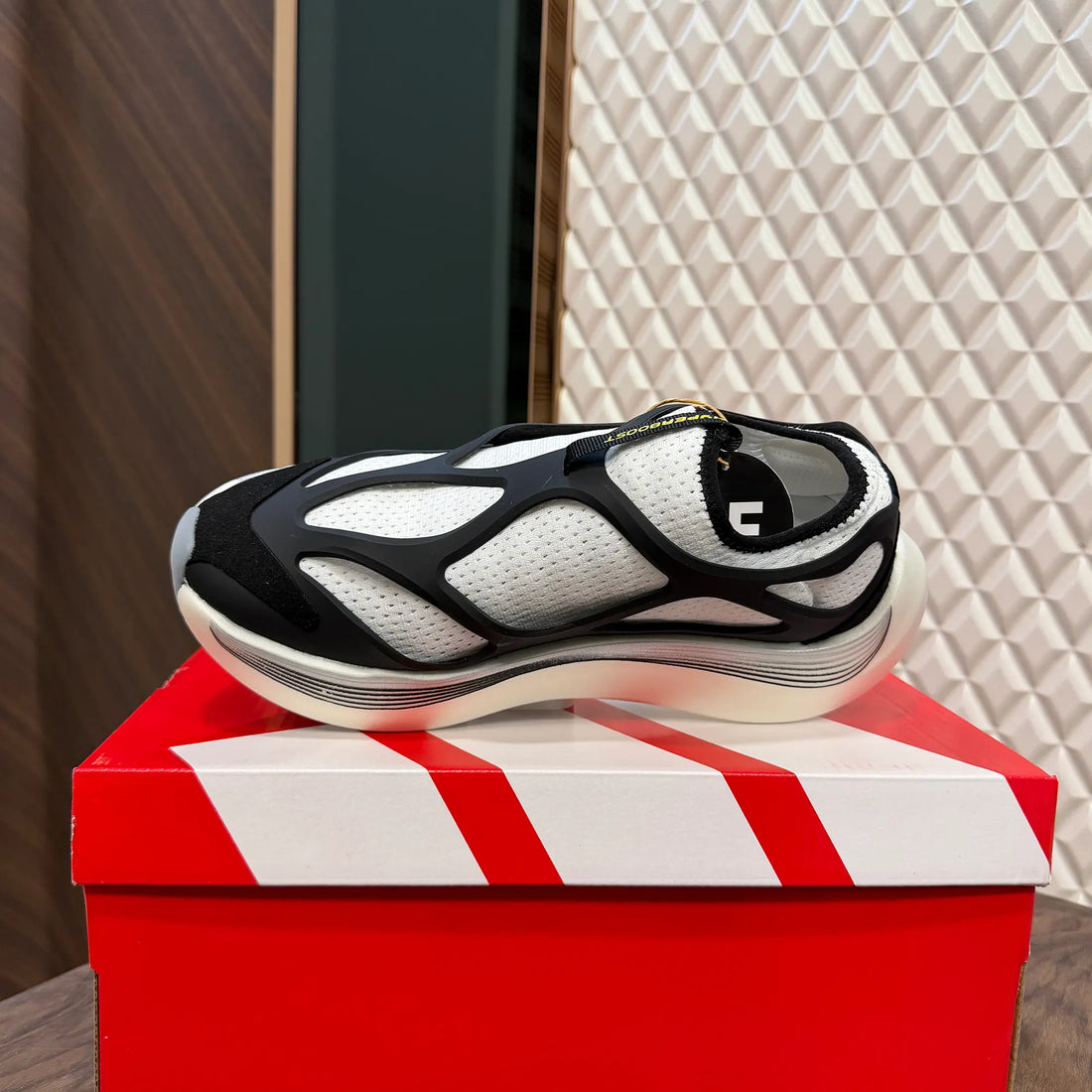HYPERBOOST EDGE LACELESS - WHITE BLACK