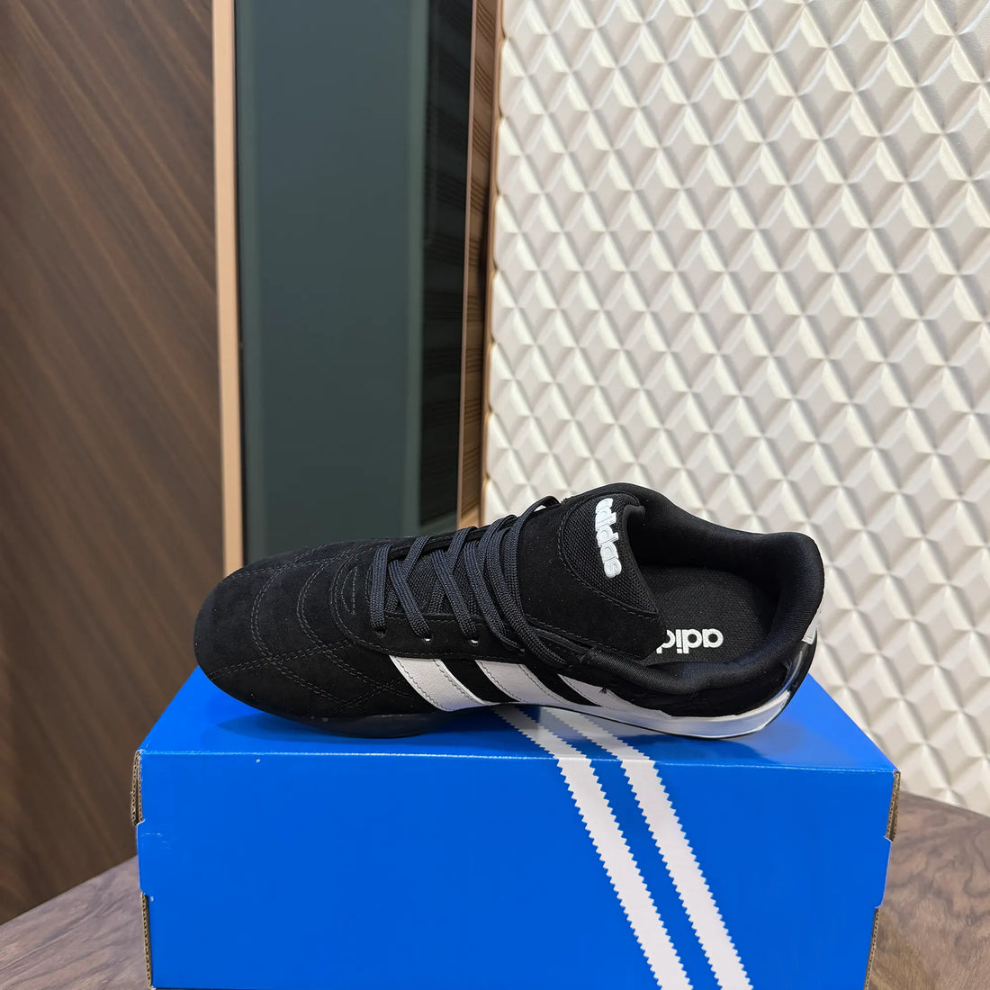 ADI GROUNDPULSE  - BLACK (SUEDE)