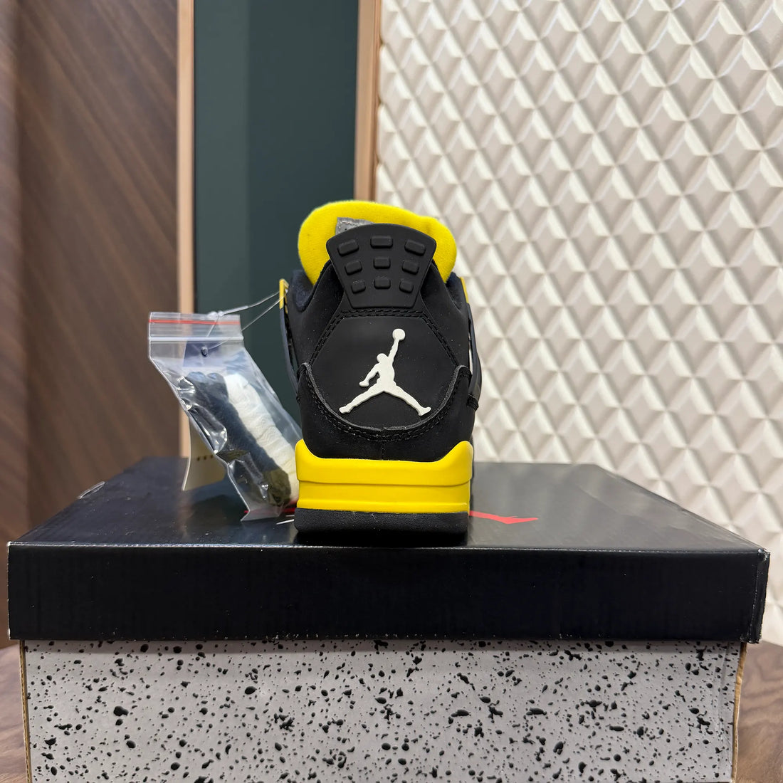 AJ IV - YELLOW THUNDER ( DOT PERFECT)