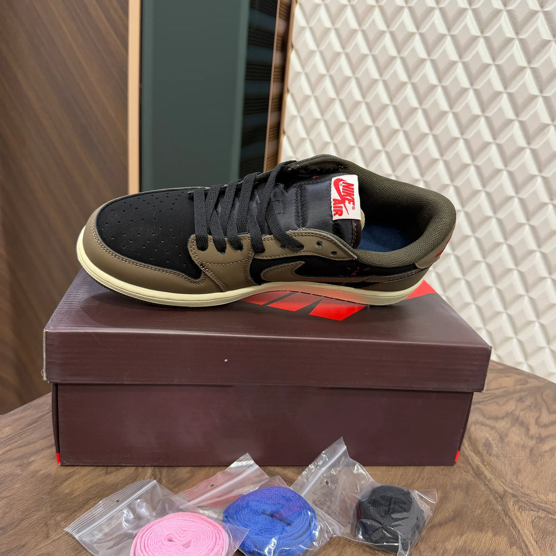 AJ 1 LOWS  - TRAVIS DARK MOCHA (PRM)