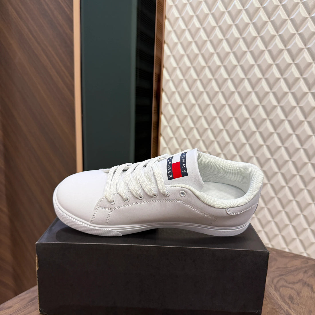 TOMMY SNEAKER - WHITE (SIGNATURE)