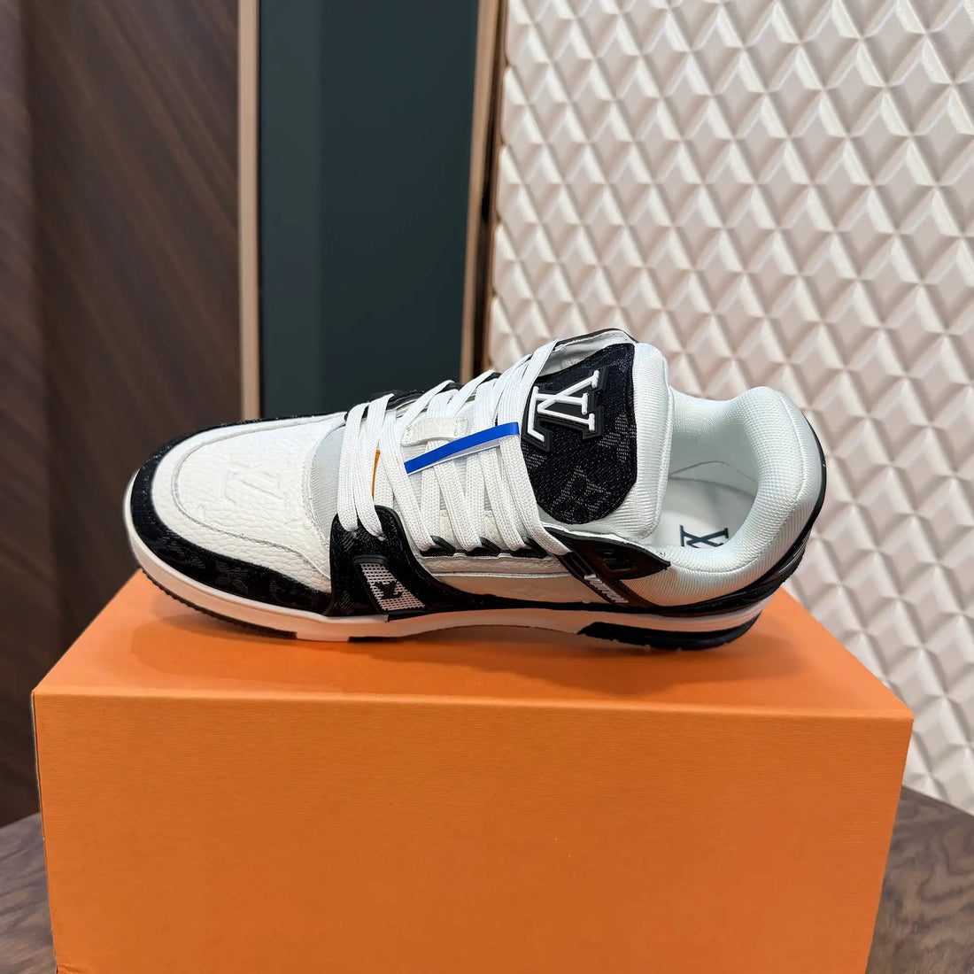 LOUI TRAINER - BLACK WHITE (D.F BATCH)
