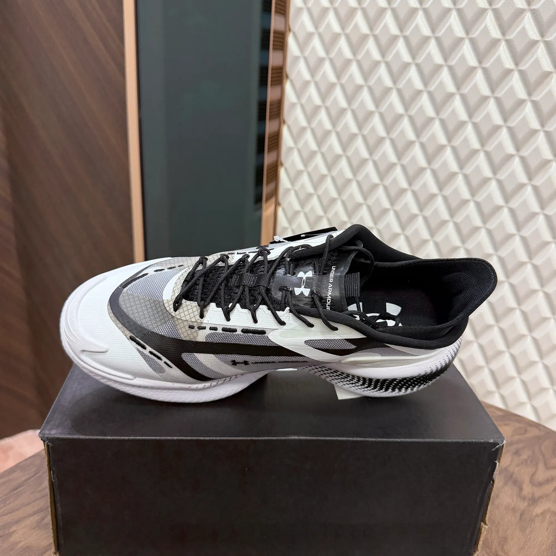 UA SLIPSPEED - WHITE BLACK