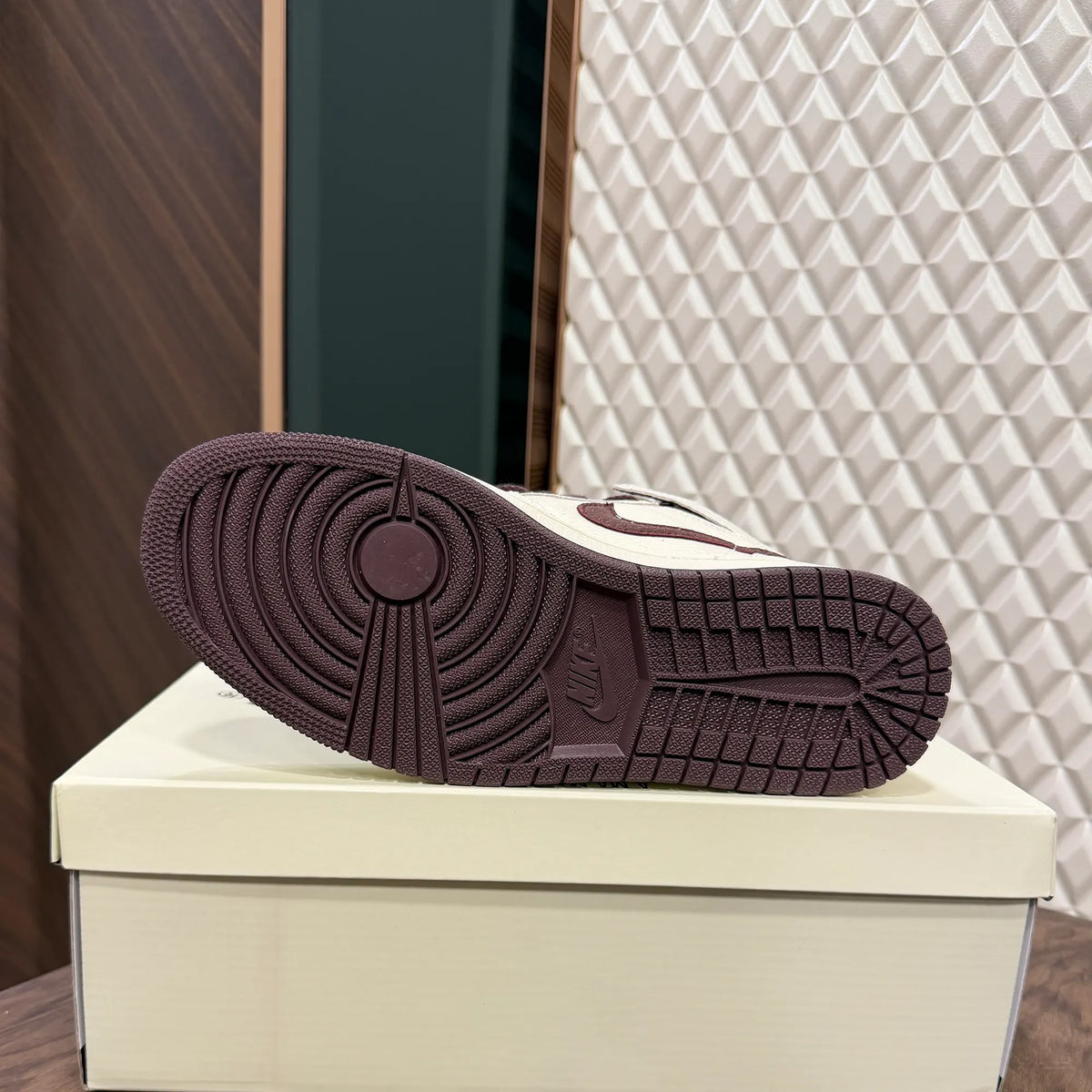 AJ 1 HIGHS - A MA MANIERE (SAIL & BURGUNDY)