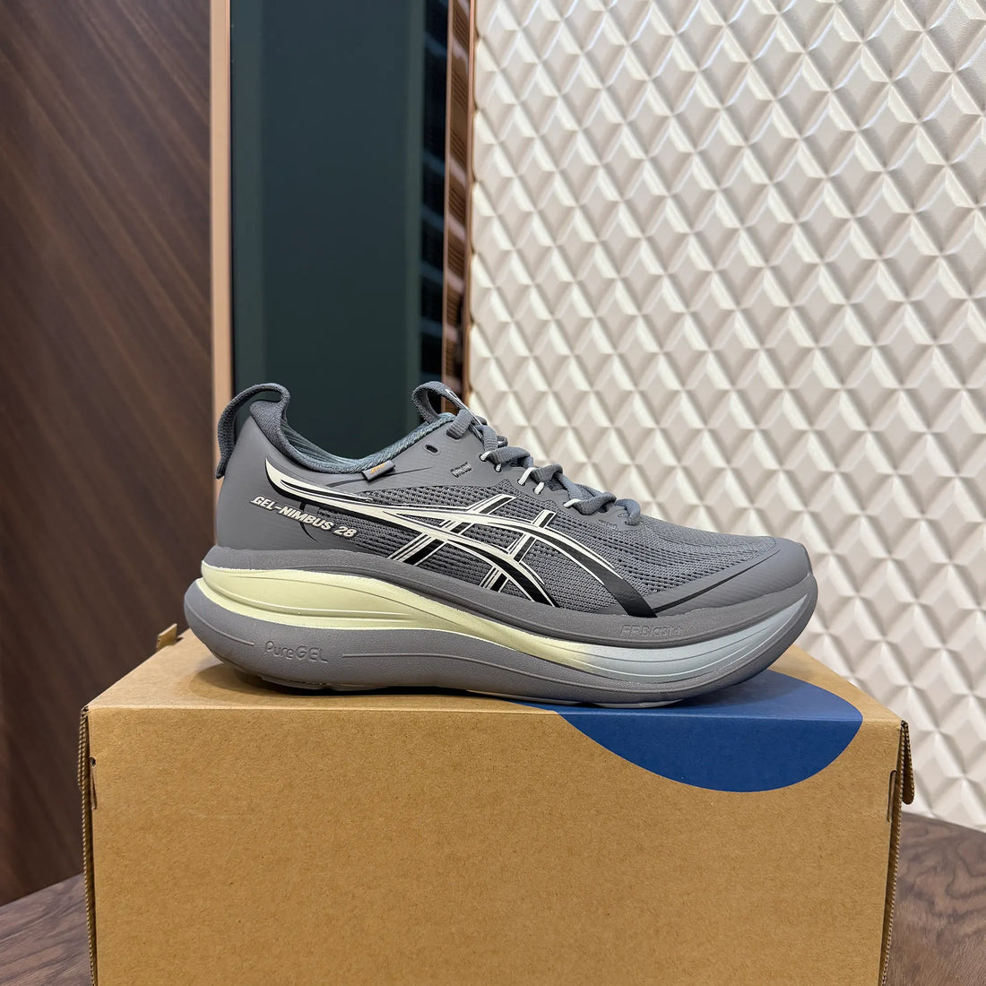 Gel Nimbus 28 Carbon Cream For Men