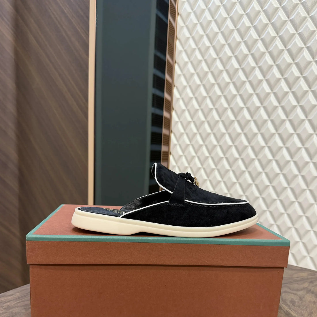 LP CHARMS WALK - BLACK