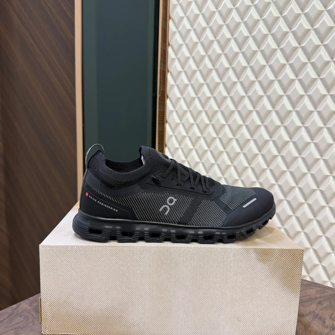On Cloud 6 Versa Black Eclipse Runners For Men