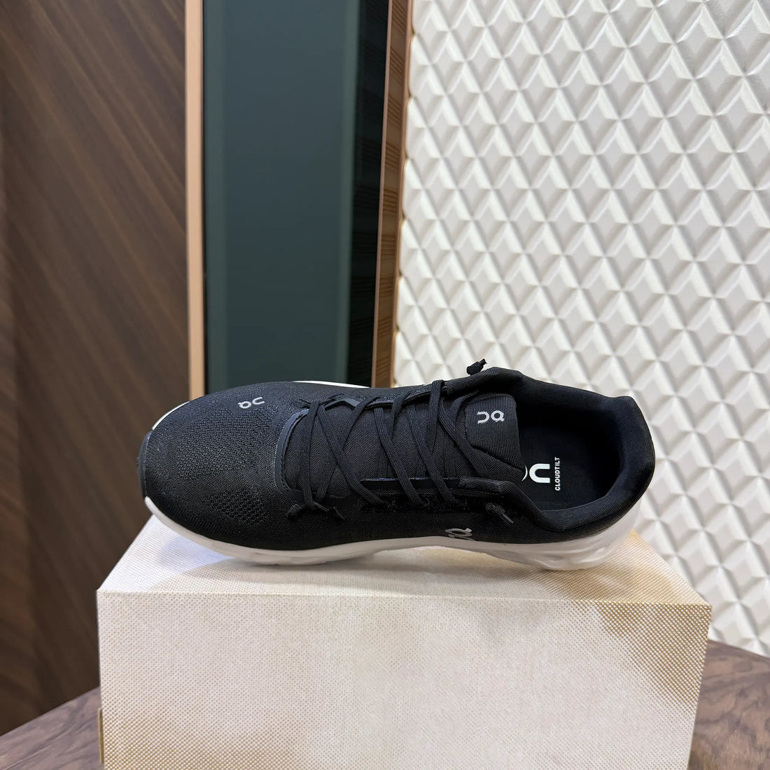 Oncloud Tilt Black White For Men
