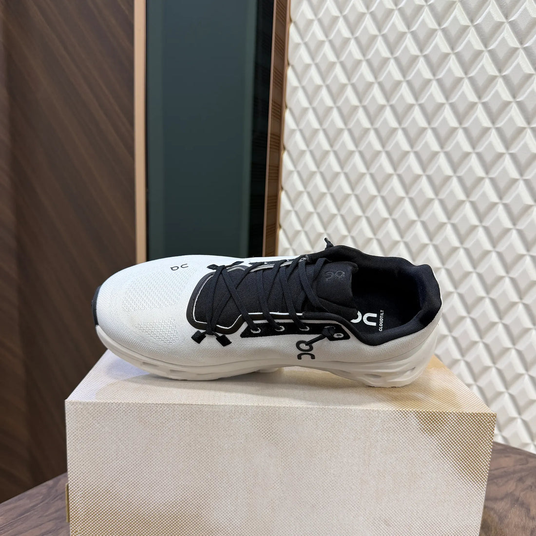 Oncloud Tilt White Black For Men